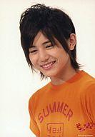 Say JUMP/山田涼介/バストアップ・Tシャツオレンジ・左向き・笑顔・背景白/サマーなら歌って踊けて Johnnys SUMMARY 2008/公式生写真
